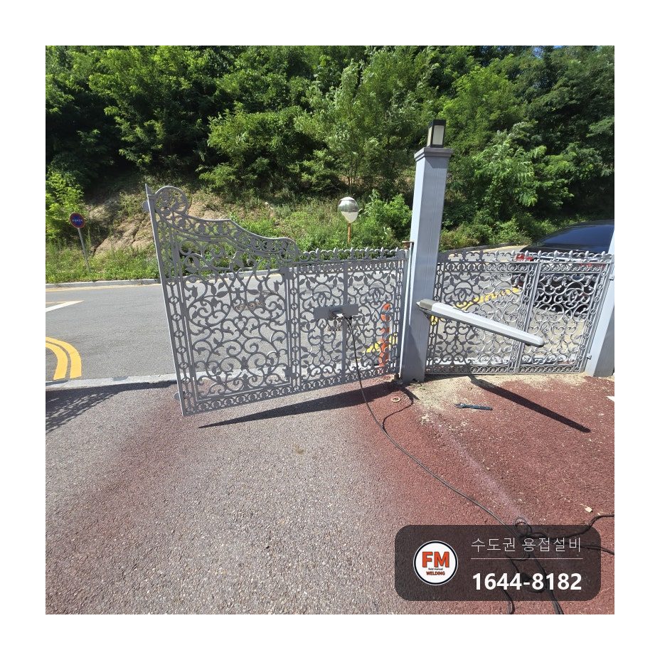 공동주택 입구 알루미늄 장식 대문 차량 충돌 파손, 틀어진 문짝 교정 후 하부 균열과 고리 접합부 용접 시공 사진 9