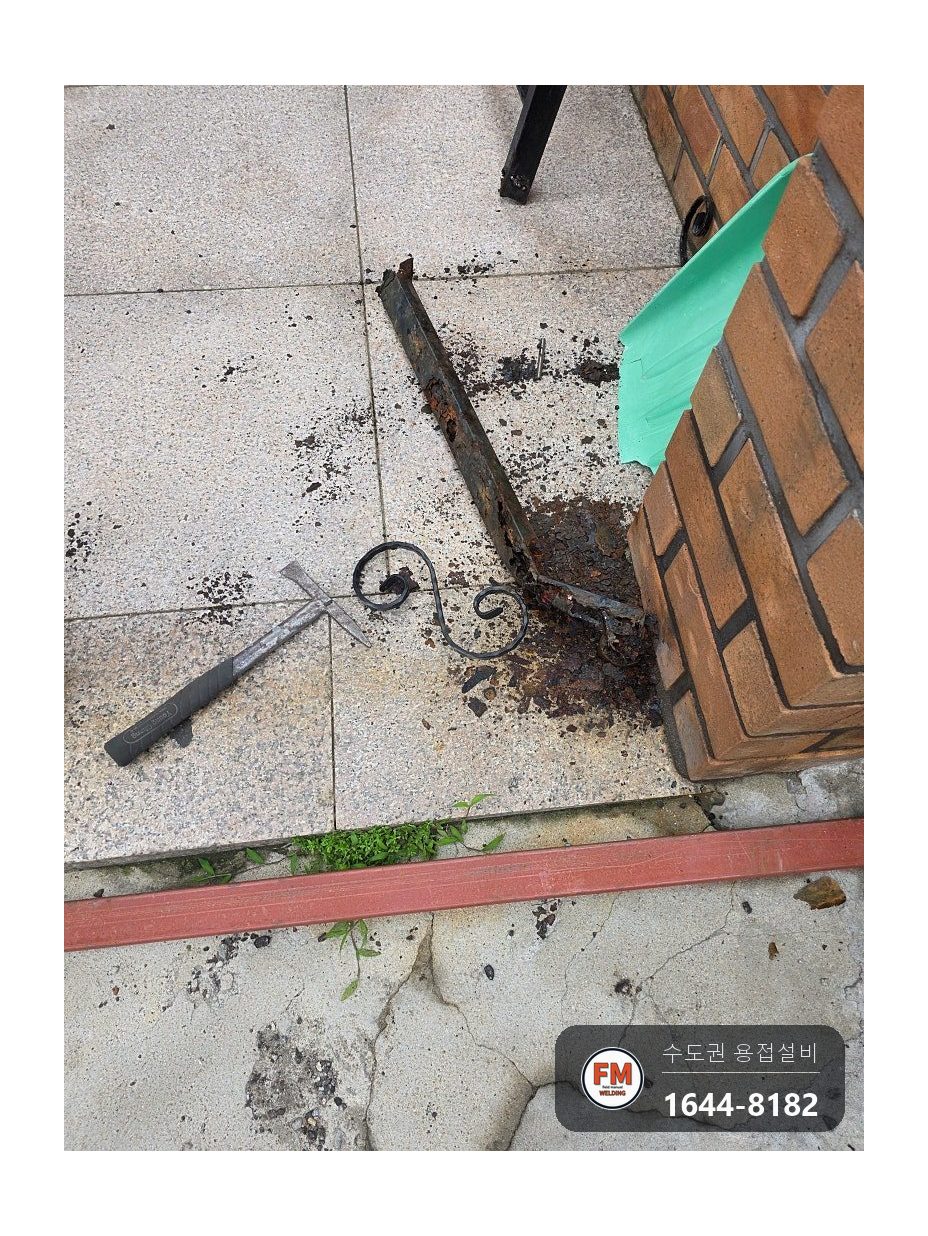 녹슨 철대문수리 아래쪽 부식 절단 후 각파이프 문틀 제작