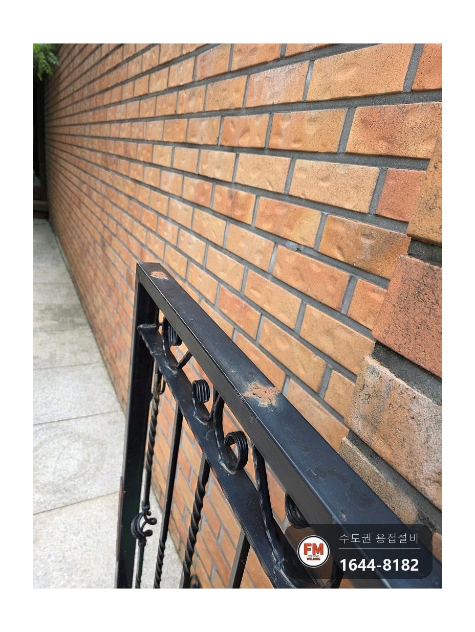녹슨 철대문수리 아래쪽 부식 절단 후 각파이프 문틀 제작 시공 사진 3