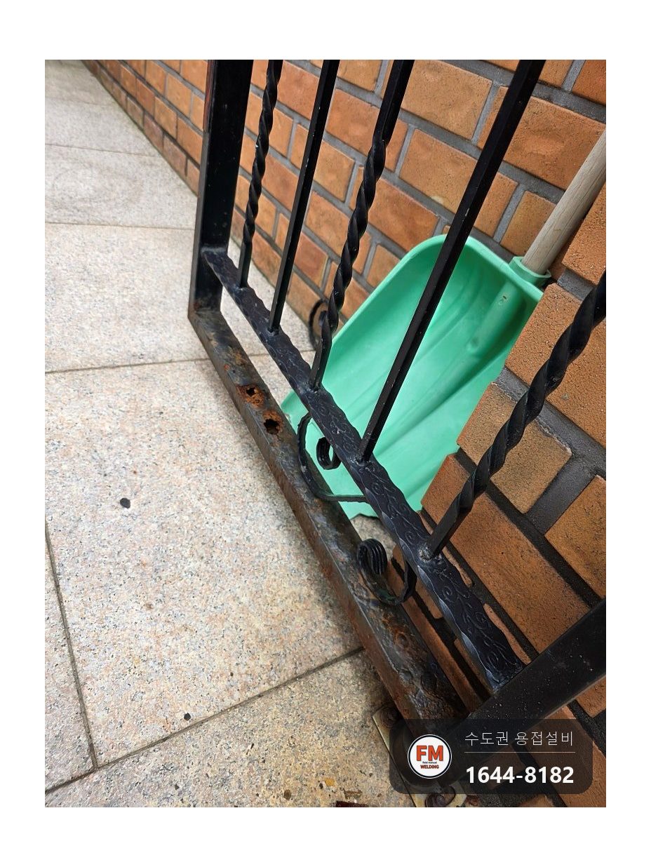 녹슨 철대문수리 아래쪽 부식 절단 후 각파이프 문틀 제작 시공 사진 4