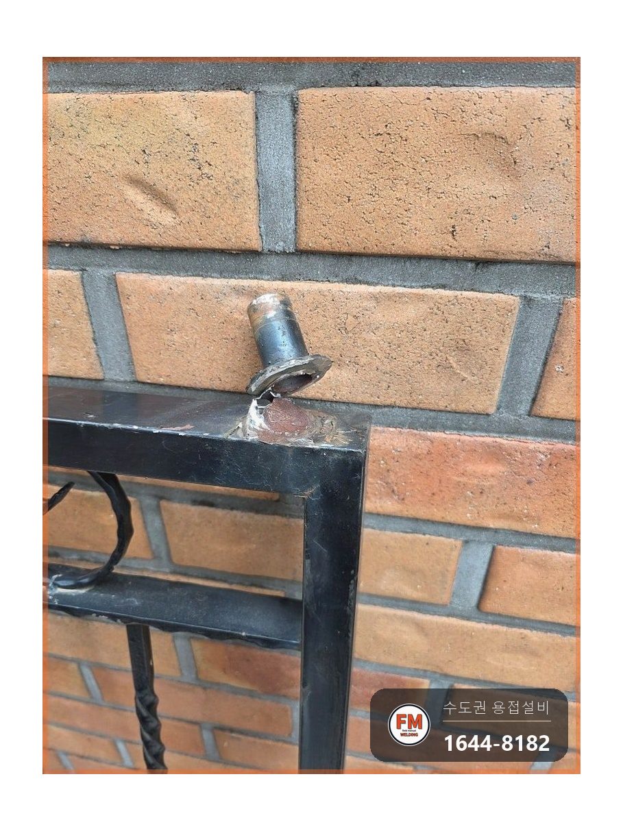 빌라 철제 대문보수 아래쪽 부식 철판 각파이프 교체 용접 시공 사진 6