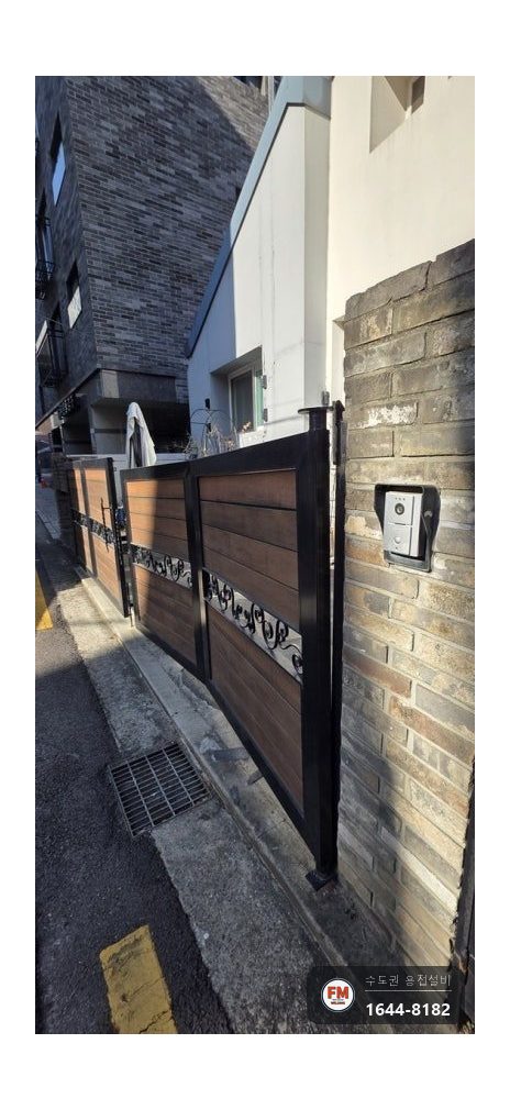 슬라이딩 대문보수 위쪽 레일 브래킷 다시 용접 검정 도장 시공 사진 3