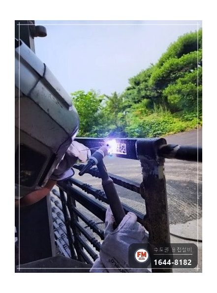주물 대문 경첩용접 아래쪽 직각 맞춤 살 올려 두께 보강 시공 사진 10