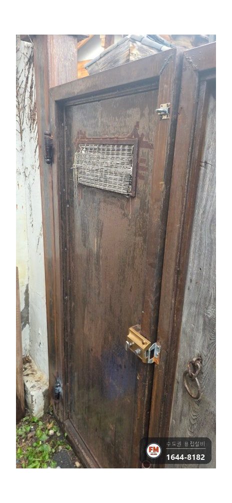철대문 경첩보수 녹 제거 위쪽 경첩 수평 틈 맞춰 재용접 시공 사진 12