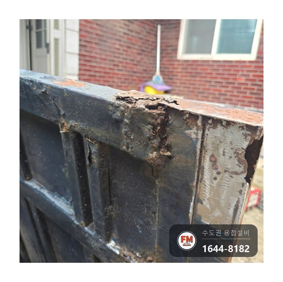 철대문수리 아래 힌지 녹 제거 각관 덧댐 광명단 도색 시공 사진 6