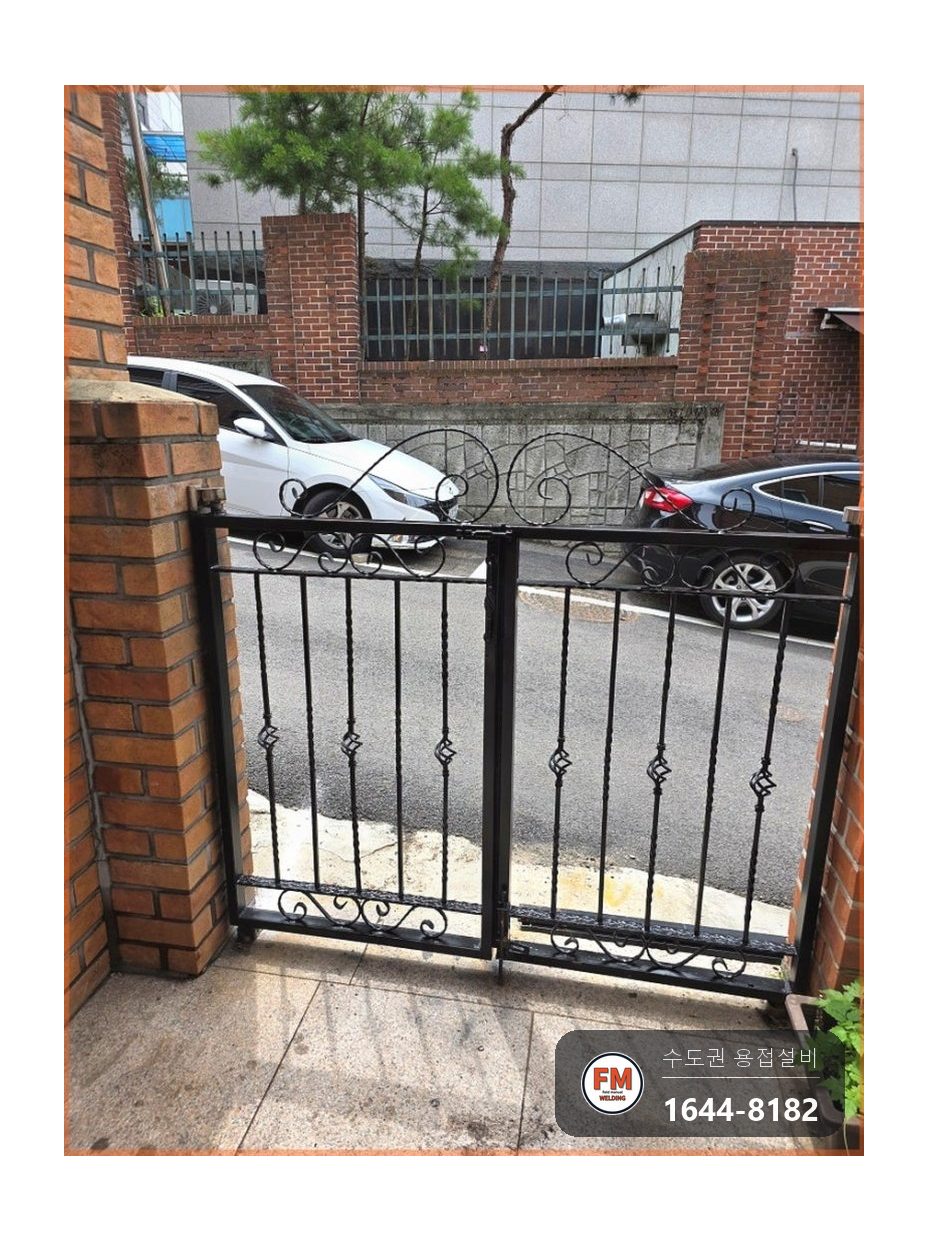 부식된 빌라 출입문 아래쪽 철판·각파이프 교체 시공 후