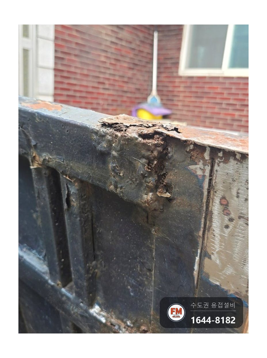 부식된 철대문 아랫단 각관·철판 덧댐 보강 시공 전