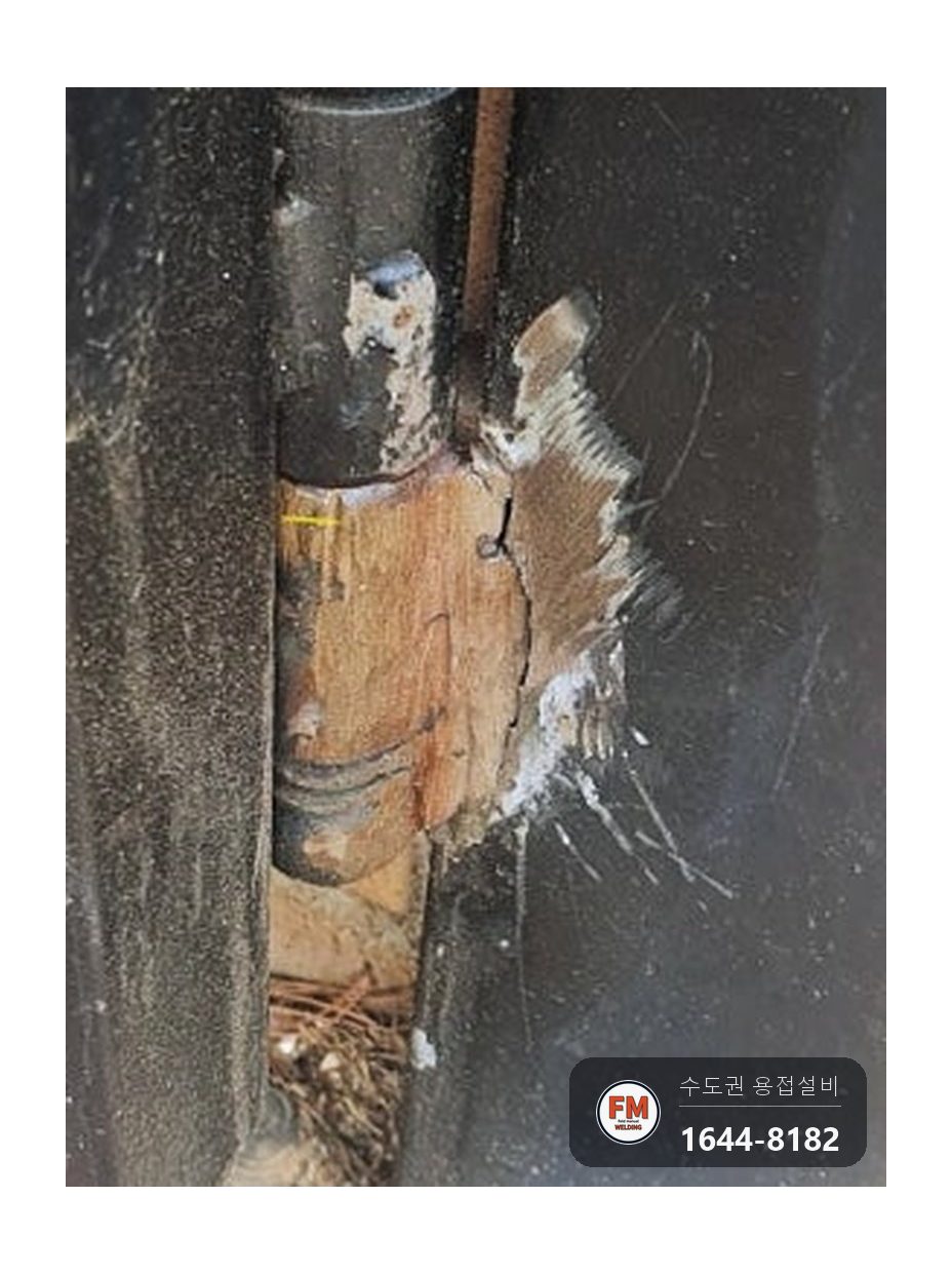 앞면만 붙어 있던 경첩 앞뒤 재용접 시공 전
