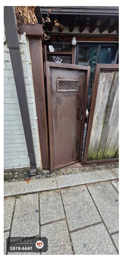 철대문 경첩보수 녹 제거 위쪽 경첩 수평 틈 맞춰 재용접