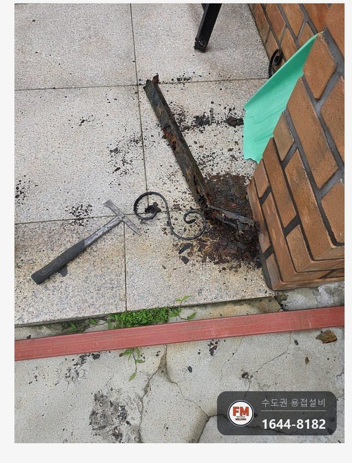 녹슨 철대문수리 아래쪽 부식 절단 후 각파이프 문틀 제작