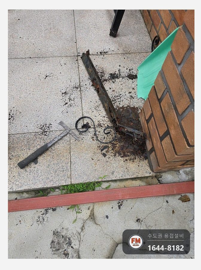 녹슨 철대문수리 아래쪽 부식 절단 후 각파이프 문틀 제작