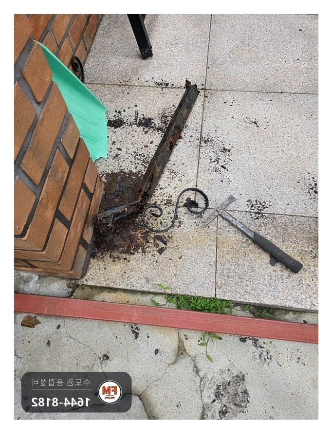 녹슨 철대문수리 아래쪽 부식 절단 후 각파이프 문틀 제작
