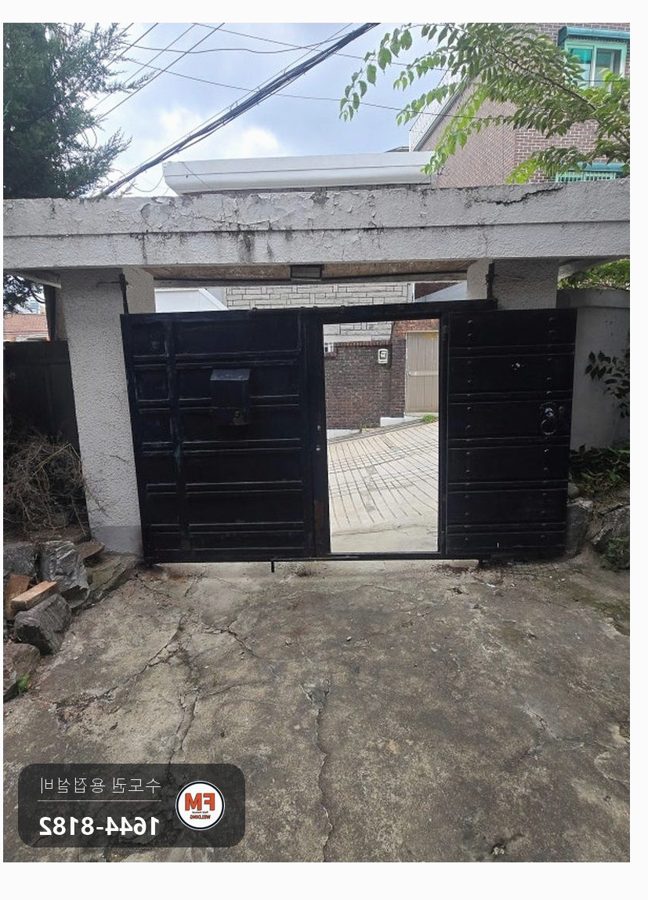 부식된 철대문 아랫단 각관·철판 덧댐 보강