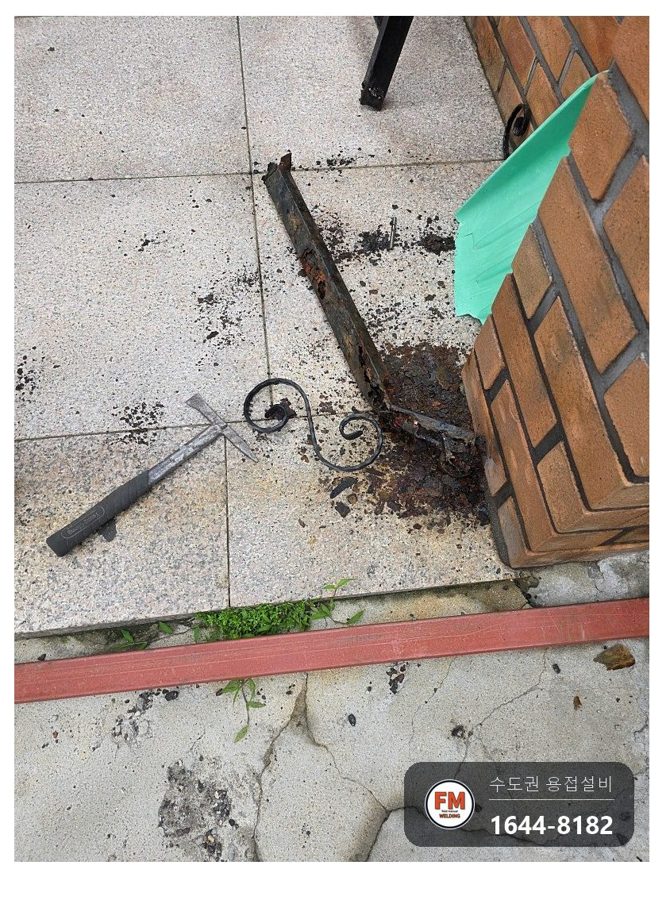 녹슨 철대문수리 아래쪽 부식 절단 후 각파이프 문틀 제작