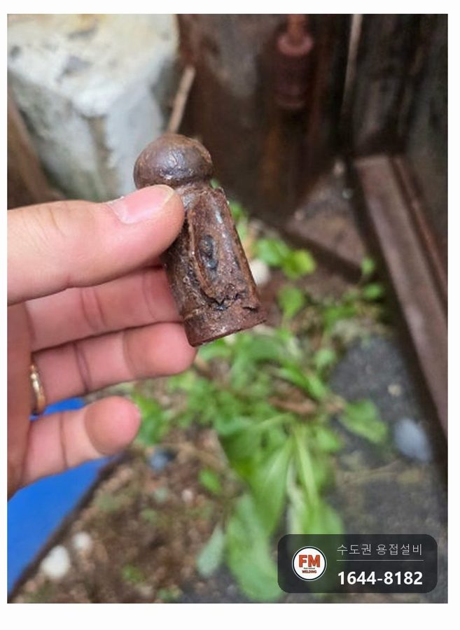 녹으로 떨어진 경첩 자리 재용접