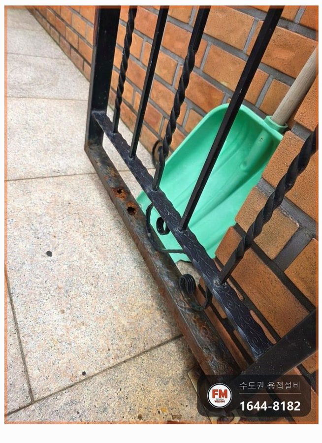 빌라 철제 대문보수 아래쪽 부식 철판 각파이프 교체 용접