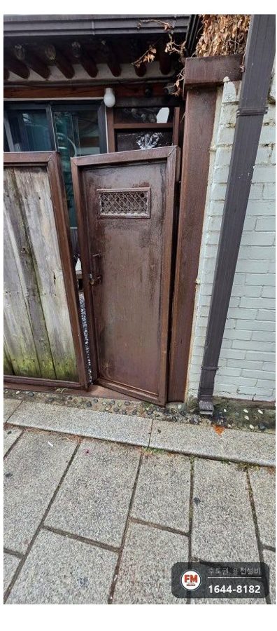 철대문 경첩보수 녹 제거 위쪽 경첩 수평 틈 맞춰 재용접