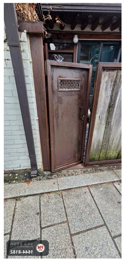 철대문 경첩보수 녹 제거 위쪽 경첩 수평 틈 맞춰 재용접