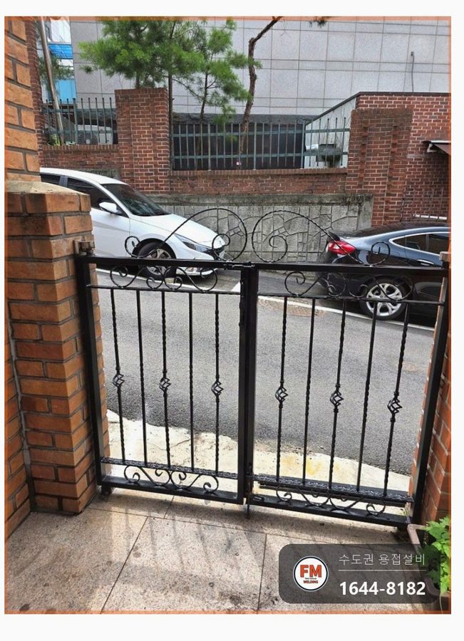 부식된 빌라 출입문 아래쪽 철판·각파이프 교체