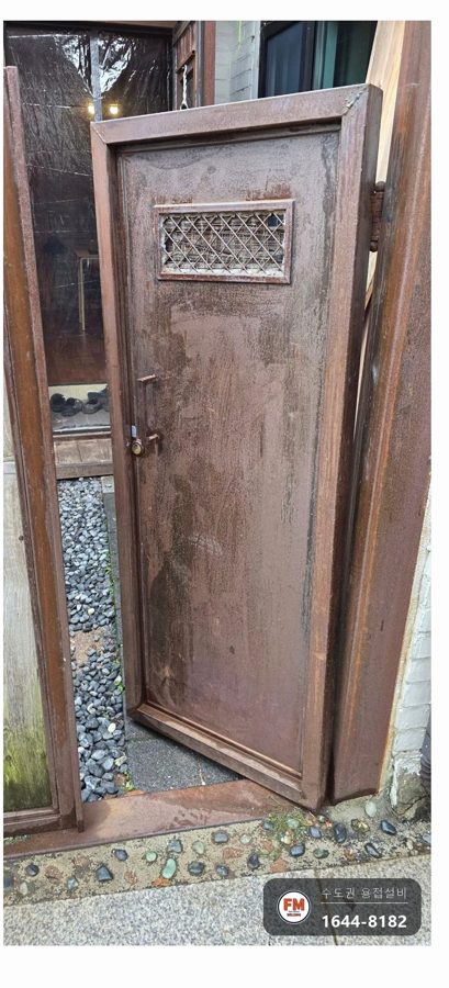철대문 경첩보수 녹 제거 위쪽 경첩 수평 틈 맞춰 재용접
