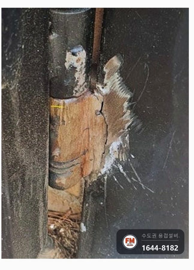 앞면만 붙어 있던 경첩 앞뒤 재용접