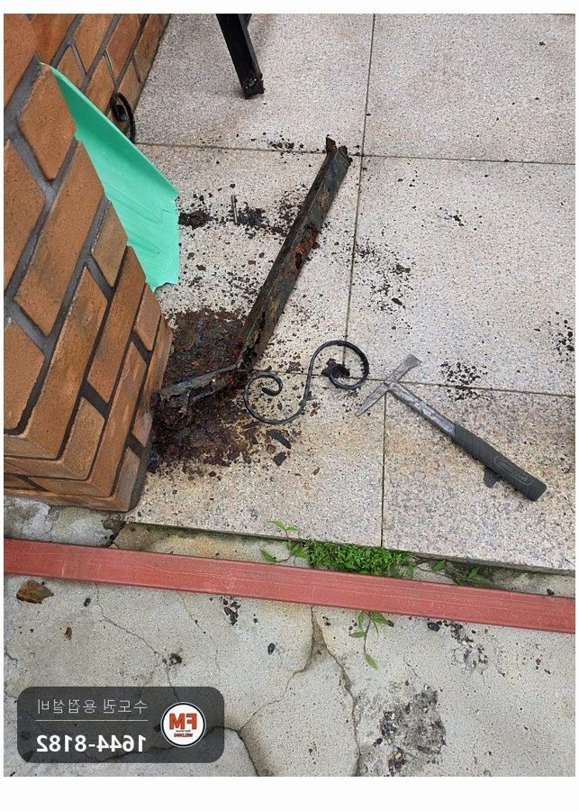 녹슨 철대문수리 아래쪽 부식 절단 후 각파이프 문틀 제작