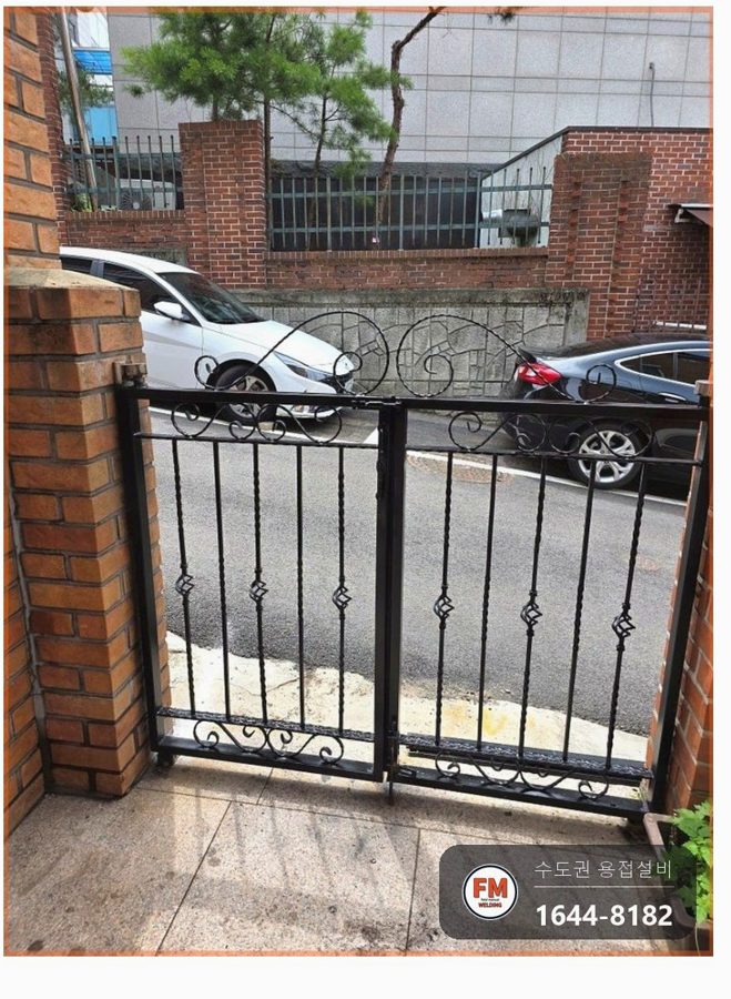 부식된 빌라 출입문 아래쪽 철판·각파이프 교체