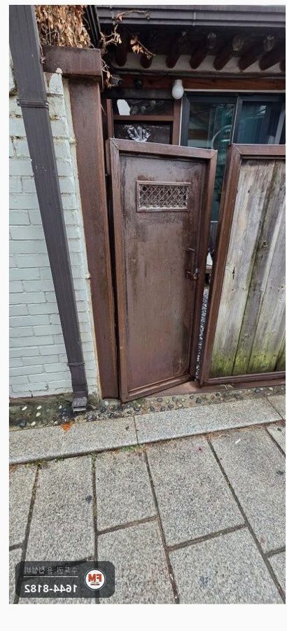 철대문 경첩보수 녹 제거 위쪽 경첩 수평 틈 맞춰 재용접