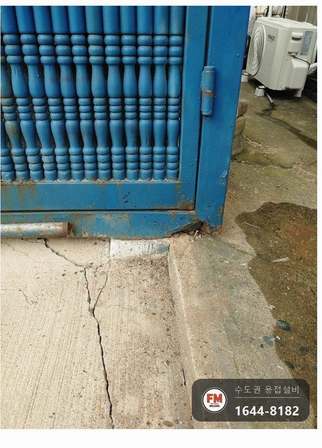 부식 철문수리 아래 파이프 새로 연결 직각 수평 시건 보수